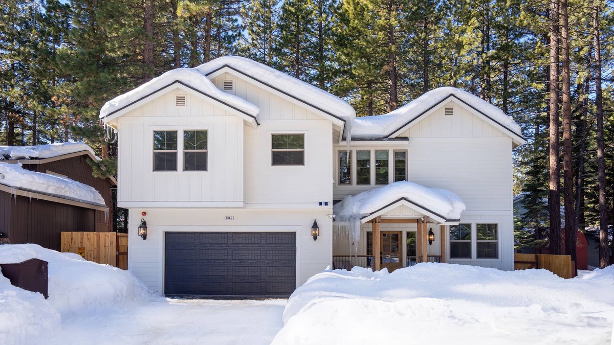 Pioneer Trail Cabin | Luxurious Tahoe Escape: Hot tub, Arcade, Fireplace, and more+