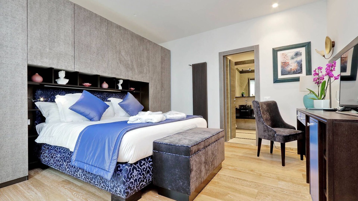 Rione XVI Ludovisi Apartment | Luxurious three-roomed apartment with balcony on the corner of Via Veneto