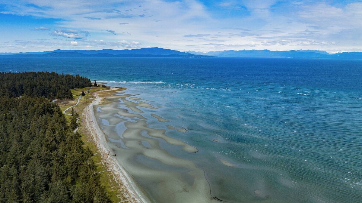 Regional District of Nanaimo House | Luxurious townhouse at Rathtrevor Beach! Aug.29-Sept. 4/25 now available!