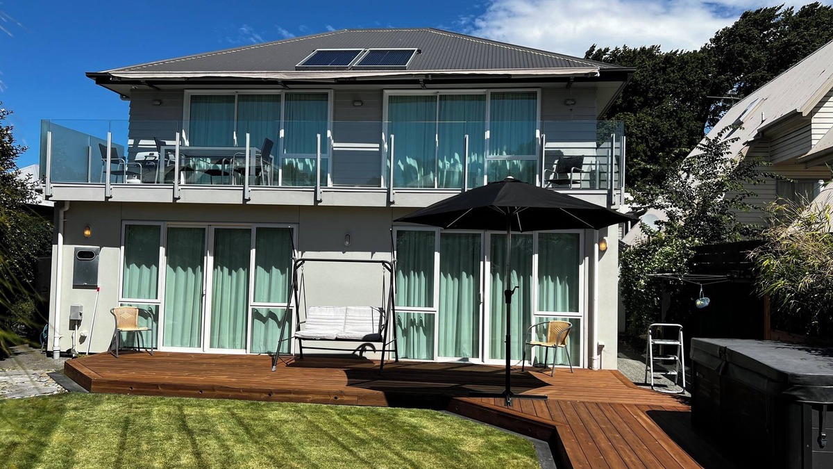 Sydenham House | Luxurious tranquil getaway, romantic garden, led lighting and spa.