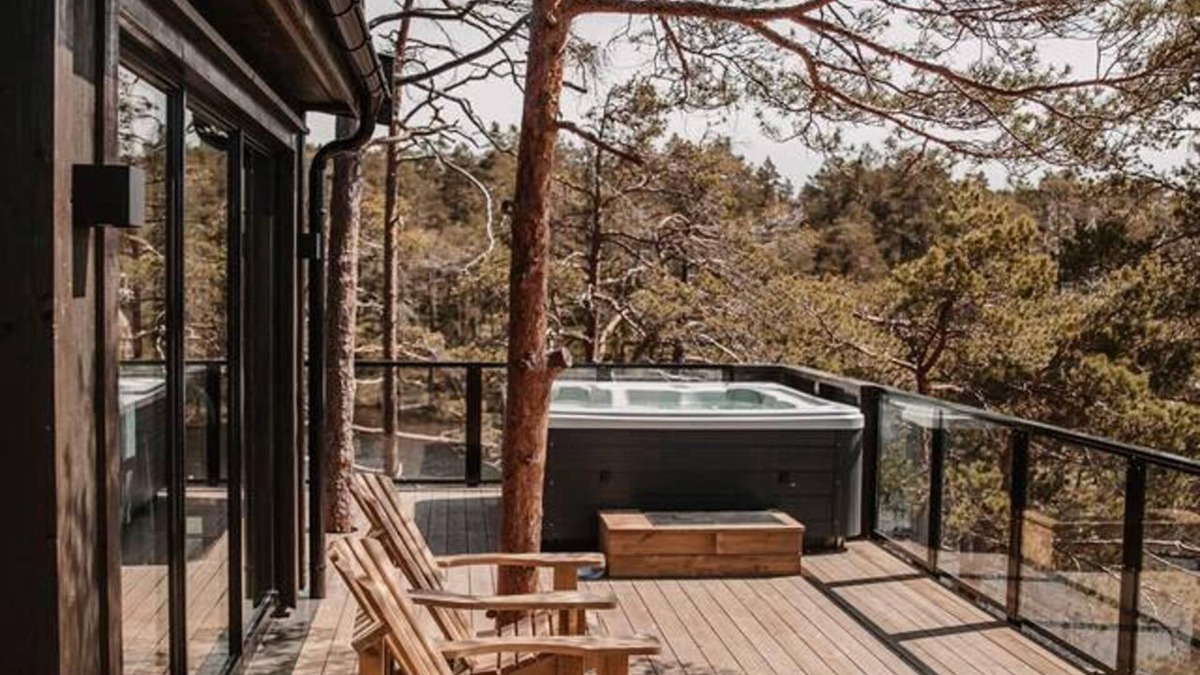 Iveland Cabin | Luxurious Tree Top Cabin by the Lake