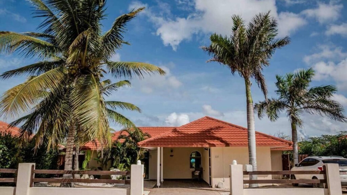Alto Vista Villa | Luxurious Tropical Villa Prikichi with Pool & Apt