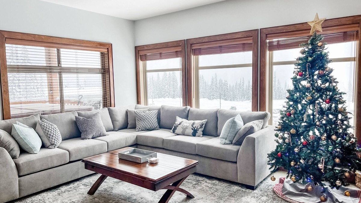 Big White Ski Resort Apartment | Luxurious TRUE ski in/out chalet in Happy Valley with gorgeous views!
