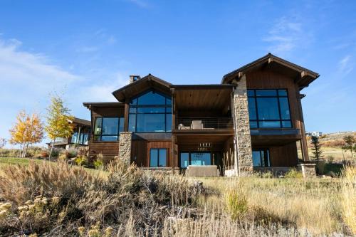 Tuhaye House | Luxurious Tuhaye Home with Modern Interior, Mountain Views