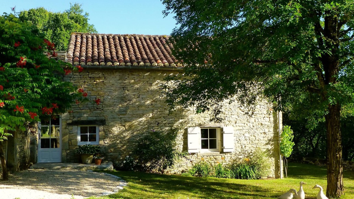 Montgesty House | Luxurious Two Bedroom Gite with Private Pool. La Vigne Vierge Gite de Charme