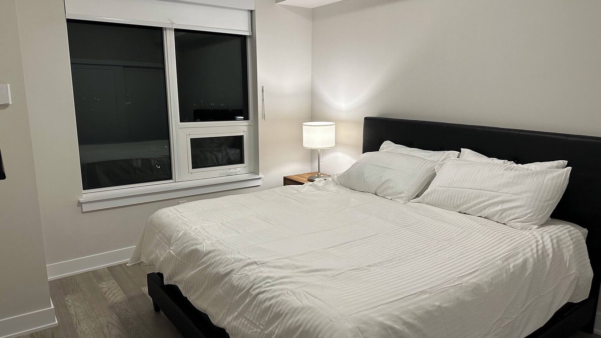 Oakville Condo | Luxurious Upper Oakville 1 -bedroom condo with WiFi, fitness room in