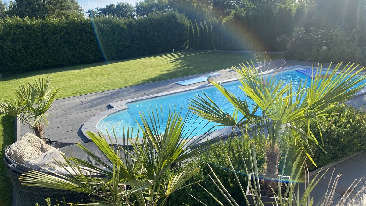 Franzosisch Buchholz House | Luxurious vacation home/heated pool, barbecue area, Berlin City