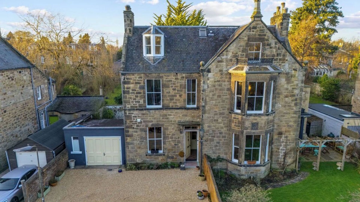 Eskbank House | Luxurious Victorian Villa, Eskbank, Near Edinburgh, Sleeps 10. Parking & Garden