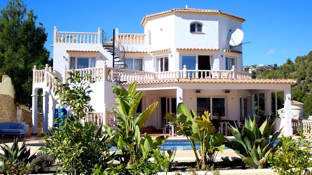 Benissa Coast Villa | Luxurious Villa 15 mins walk from the beach, free WF sleeps up to 12