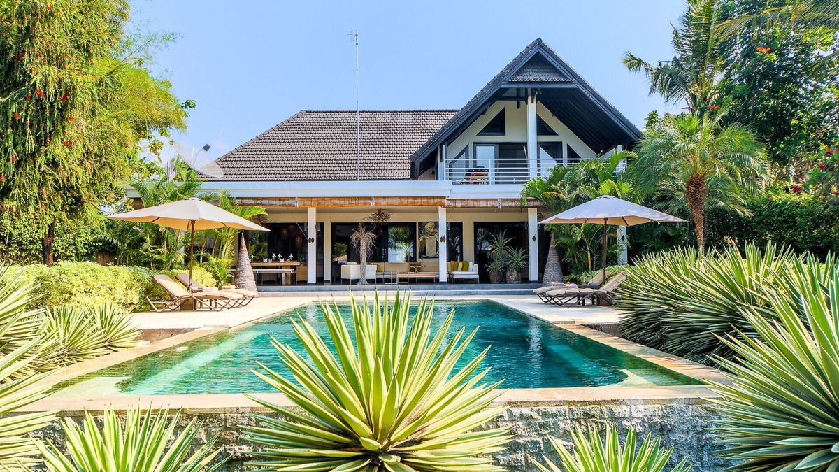 Kalisada Villa | Luxurious villa estate with 2 guesthouses and 3 private swimming pools!