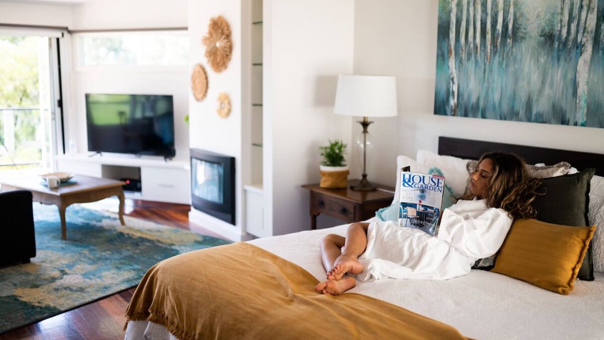 Yarra Glen Villa | Luxurious villa for couples retreat - panoramic views, gas fire, spa bath
