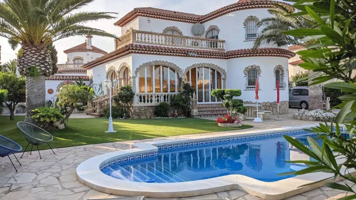 Miami Platja House | Luxurious villa, pool, air conditioning, fantastic garden directly in Miami Platja