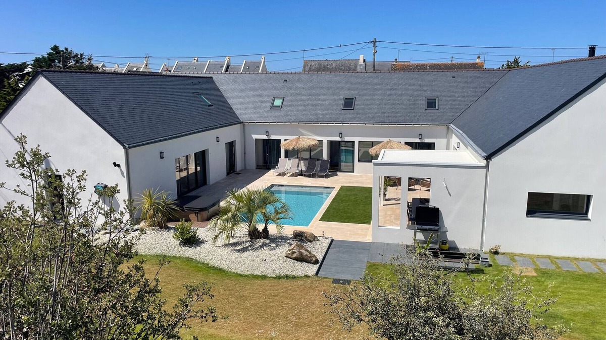 La Turballe Cottage | Luxurious Villa: Pool, Spa, Gym, Cinema, Near Beach, Sleeps 14