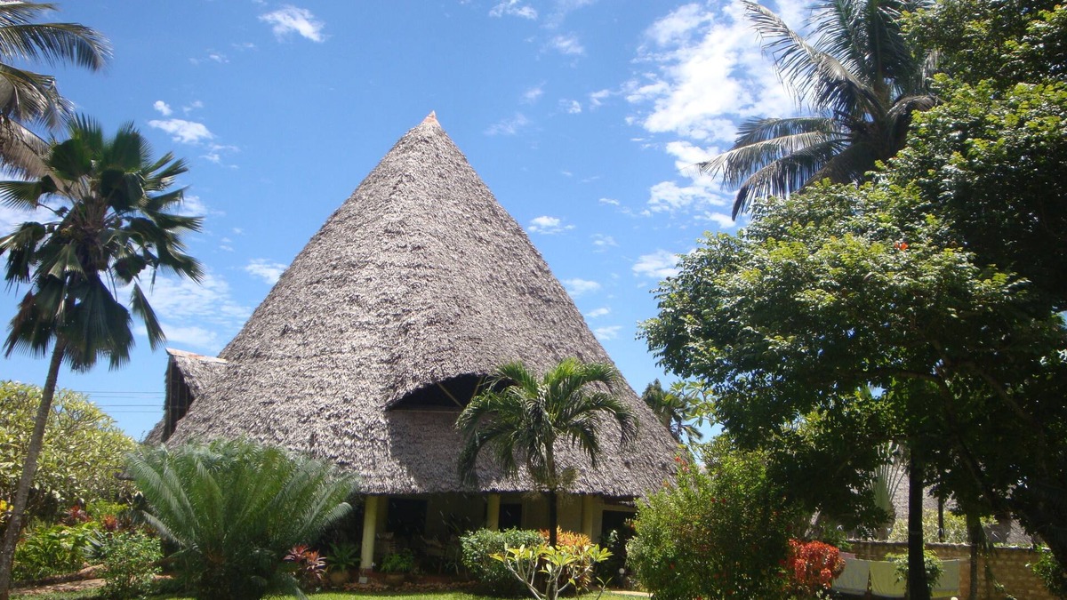Galu House | Luxurious villa w/pool,10min beach, 280m²,w/personal & cook, Jacuzzi, A/C,wifi