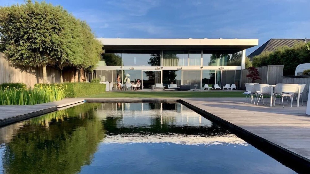 Oostkamp House | Luxurious villa with pool, sauna and swimming pond