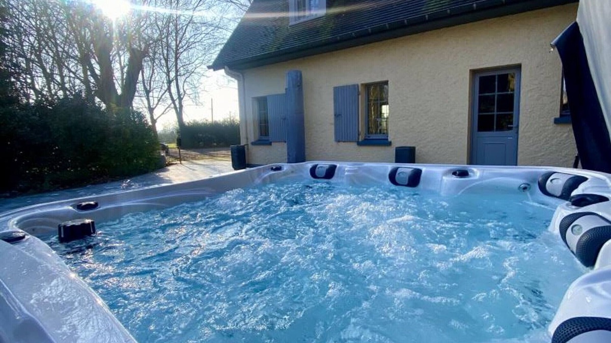 Estaires Cottage | Luxurious Villa with Spa, Large Garden, Near Lille - Sleeps 14