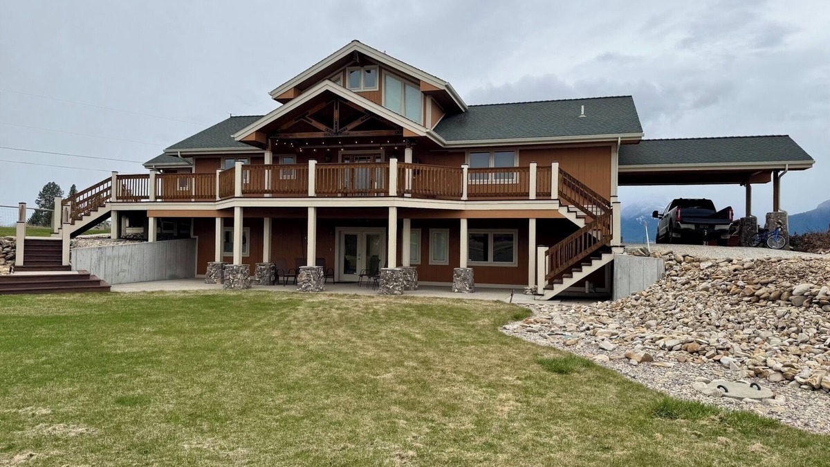 Stevensville House | Luxurious Walkout Basement, 2 Suites, Kitchen & Scenic Views in Stevensville MT