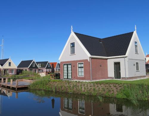 Uitdam House | Luxurious Water Villa