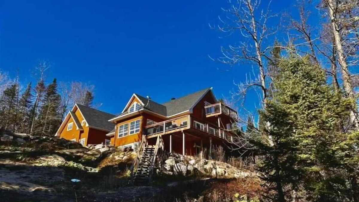 Namur House | Luxurious Waterfront 6 BDRM Chalet w/Billiards, Game Room & Unforgettable Views