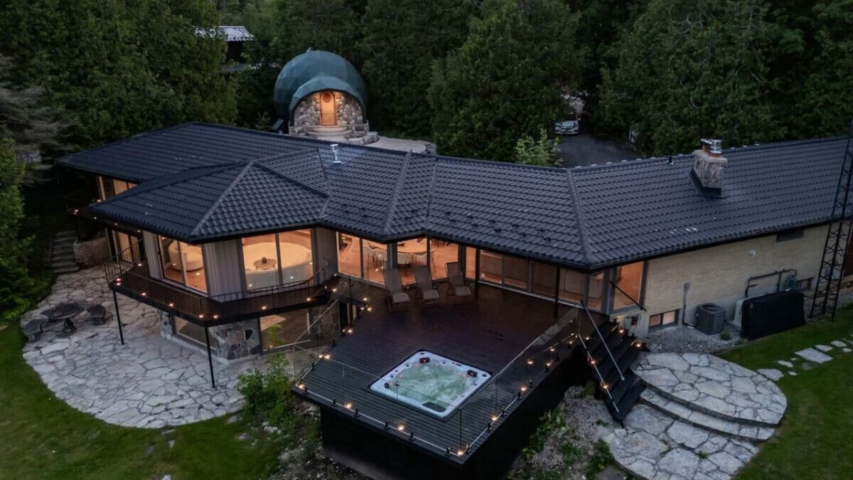 Georgian Bluffs Cottage | Luxurious Waterfront 5BR w/Kings Beds & Hot Tub