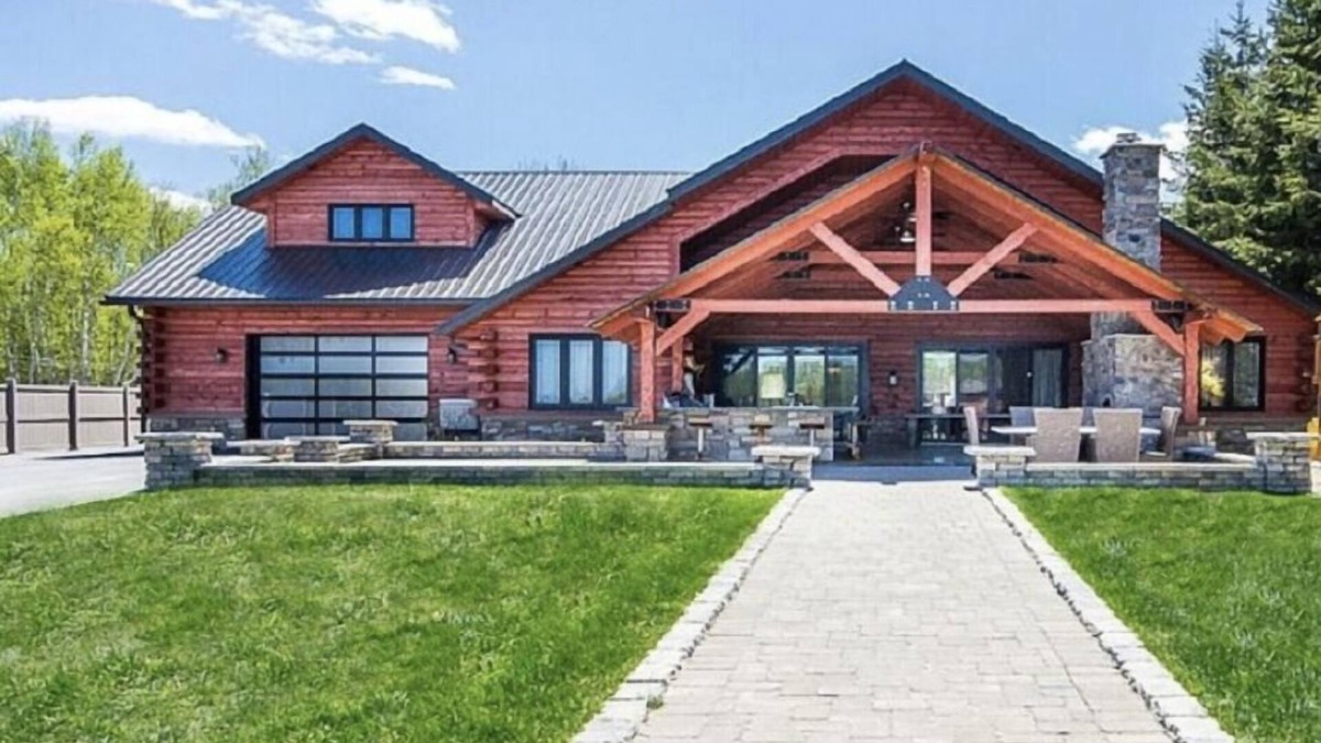 Skead Ski Chalet | Luxurious Waterfront Log Home Vacation. Fishing/Beach. Disconnect to Reconnect!