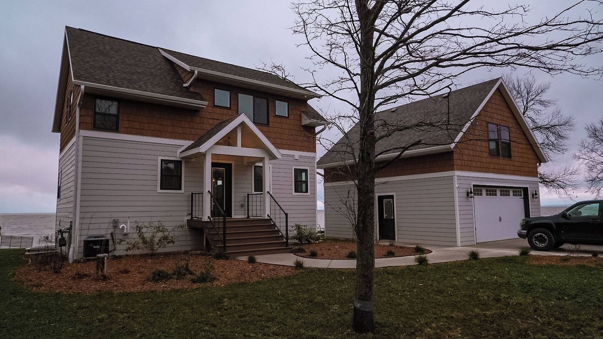 Green Bay House | Luxurious Waterfront Beach House Near Lambeau Field and Door County!