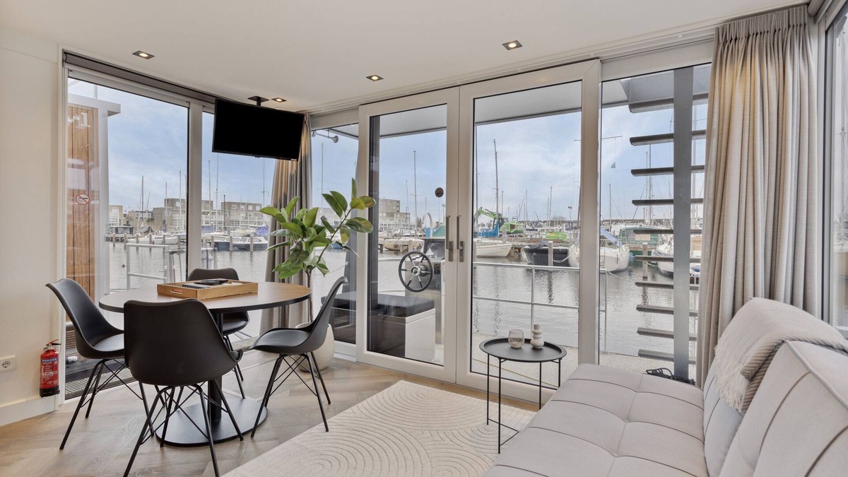 Zeewolde Boat Rental | Luxurious waterloft near beach and restaurants