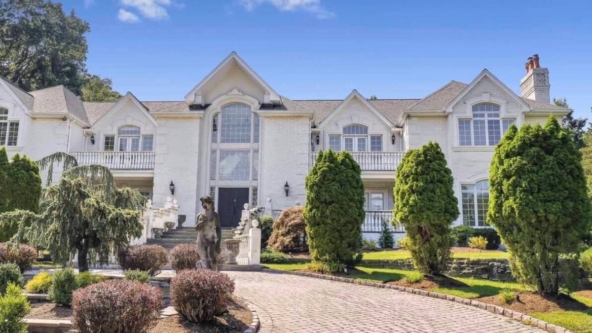 Saddle River House | Luxurious white brick villa