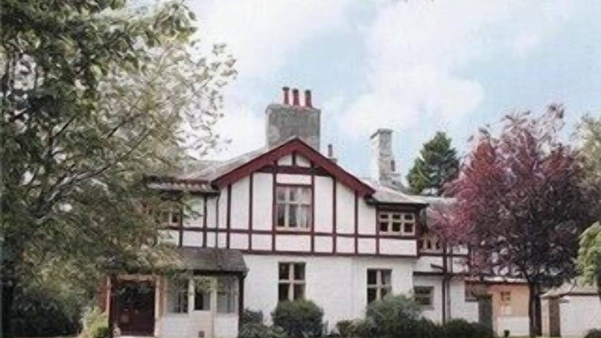Auchenblae Cottage | Luxurious Wing of a Victorian Mansion