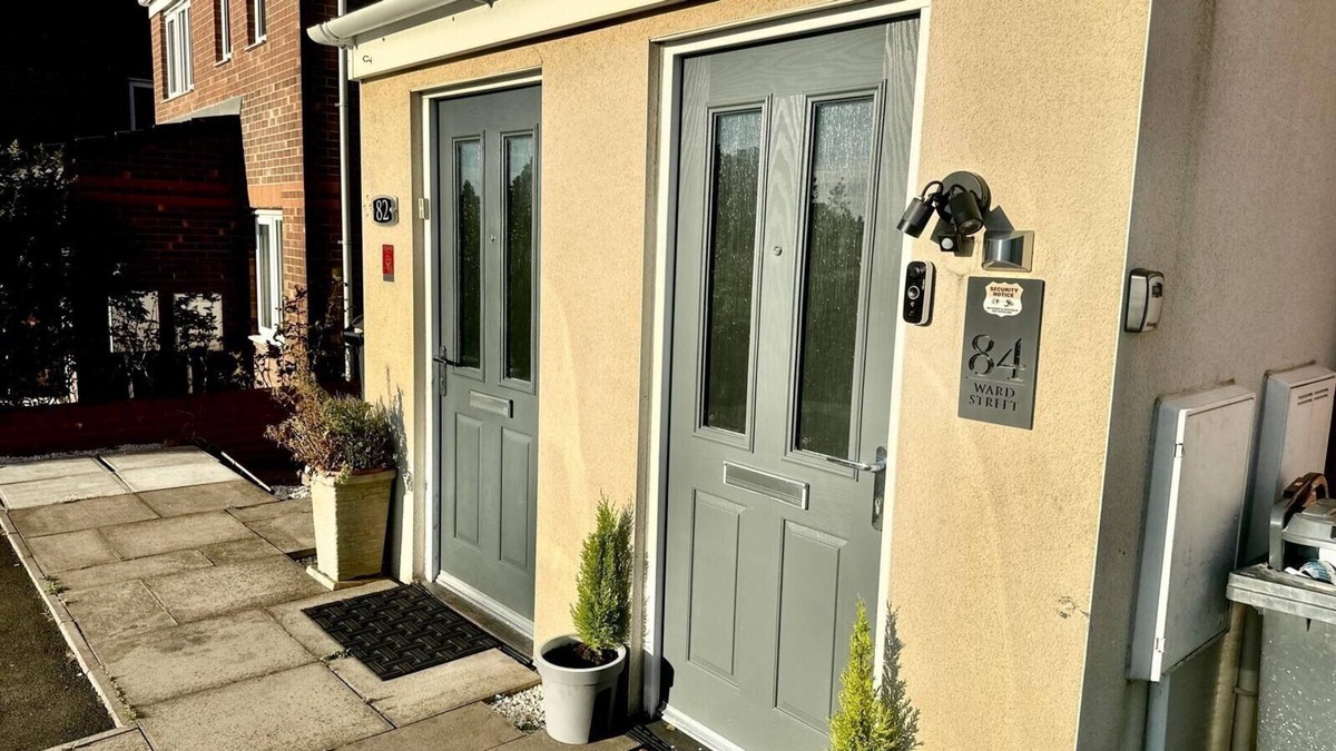Wolverhampton House | Luxurious Wolverhampton Retreat with 4 Bedrooms