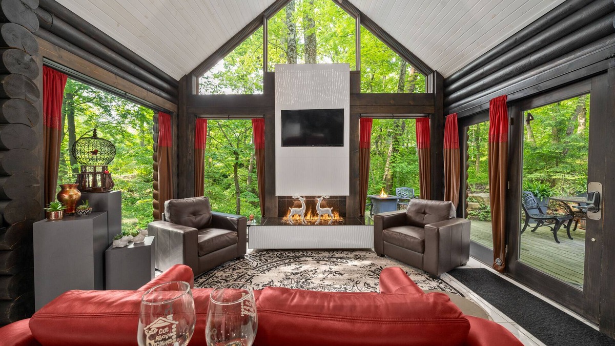 Logan Cabin | Luxurious Zen Gardens,Private Waterfall-Hot Tub-Fire Table-Kayaks-Bikes-King Bed