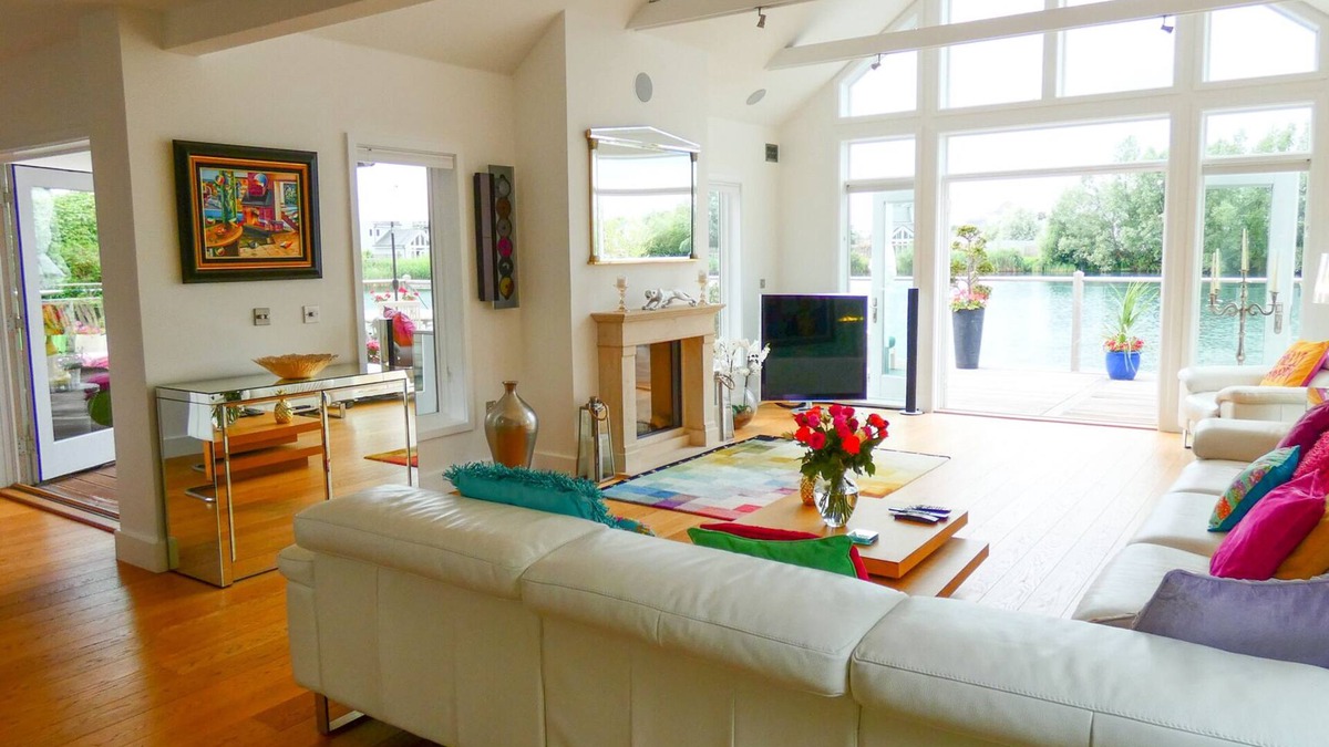 South Cerney House | Luxuriously appointed 4 bedroom lakeside house