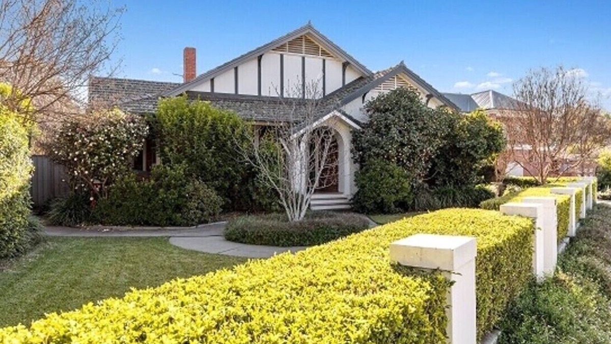 Wagga Wagga House | Luxuriously appointed, recently renovated 4 bed, 3 bath home in CBD
