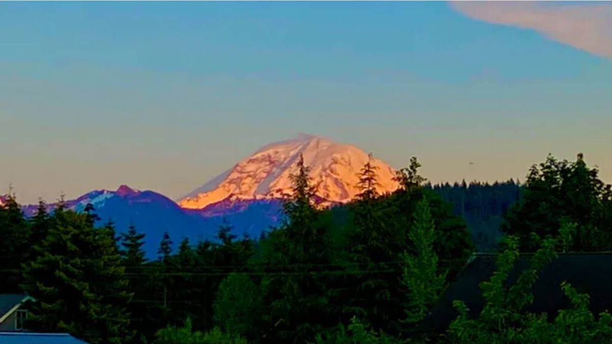 Buckley House | Luxury 1.3 Acre Retreat, Mt. Rainier View, Hiking & Skiing, fabulously furnished