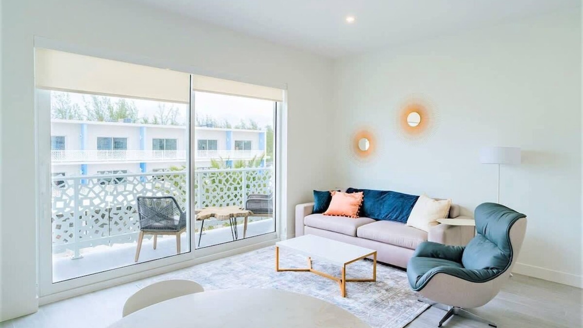 Seven Mile Beach Apartment | Luxury 1 bdr Apt w/Rooftop Pool + Onsite Dining