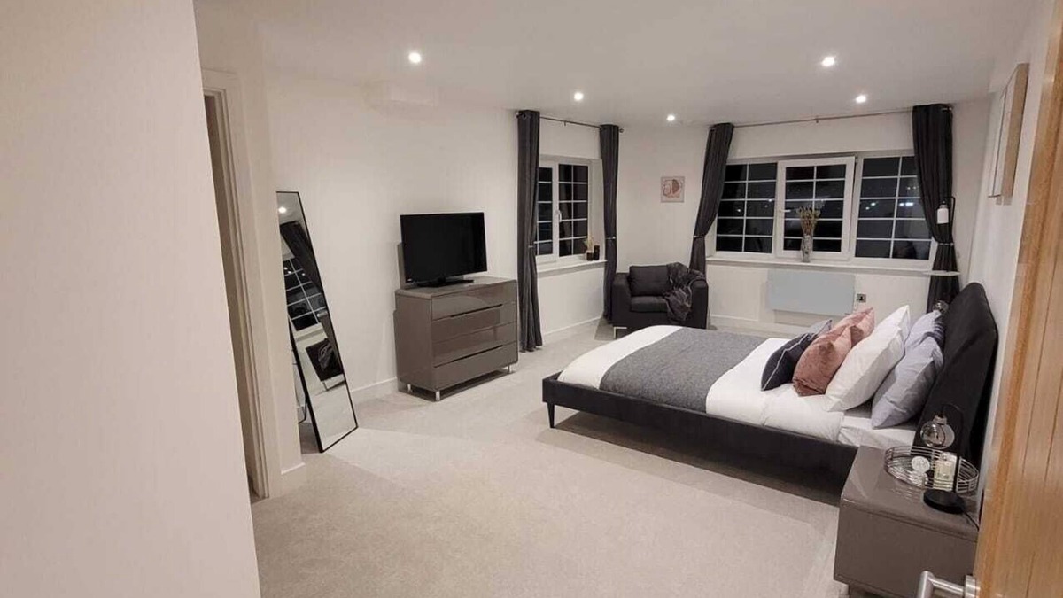 Wainscot Apartment | Luxury 1 Bed Apartment In The Heart Of Rochester