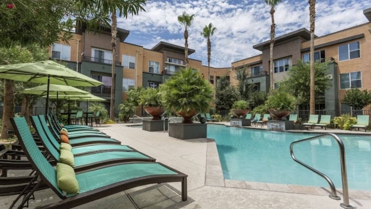 Phoenix Condo | Luxury 1 Bed Condo. 11 miles away from spring training. Walk to bars restaurants