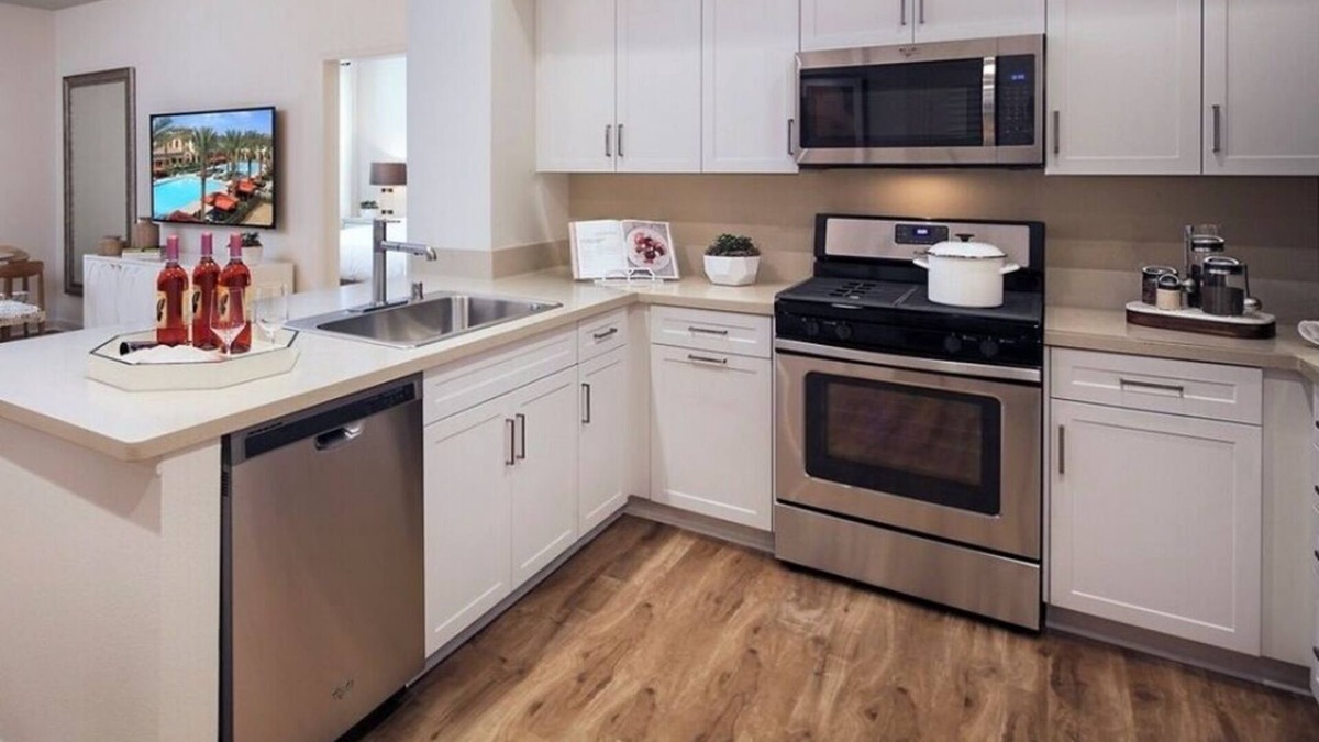 Irvine Apartment | Luxury 1 bedroom apartment in O.C, 15 min walk to Irvine Spectrum.