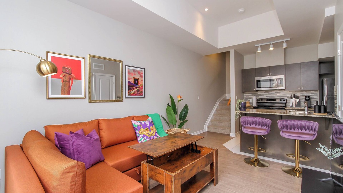 Ottawa Division House | Luxury 1 Bedroom, Free Parking, Close to the Airport