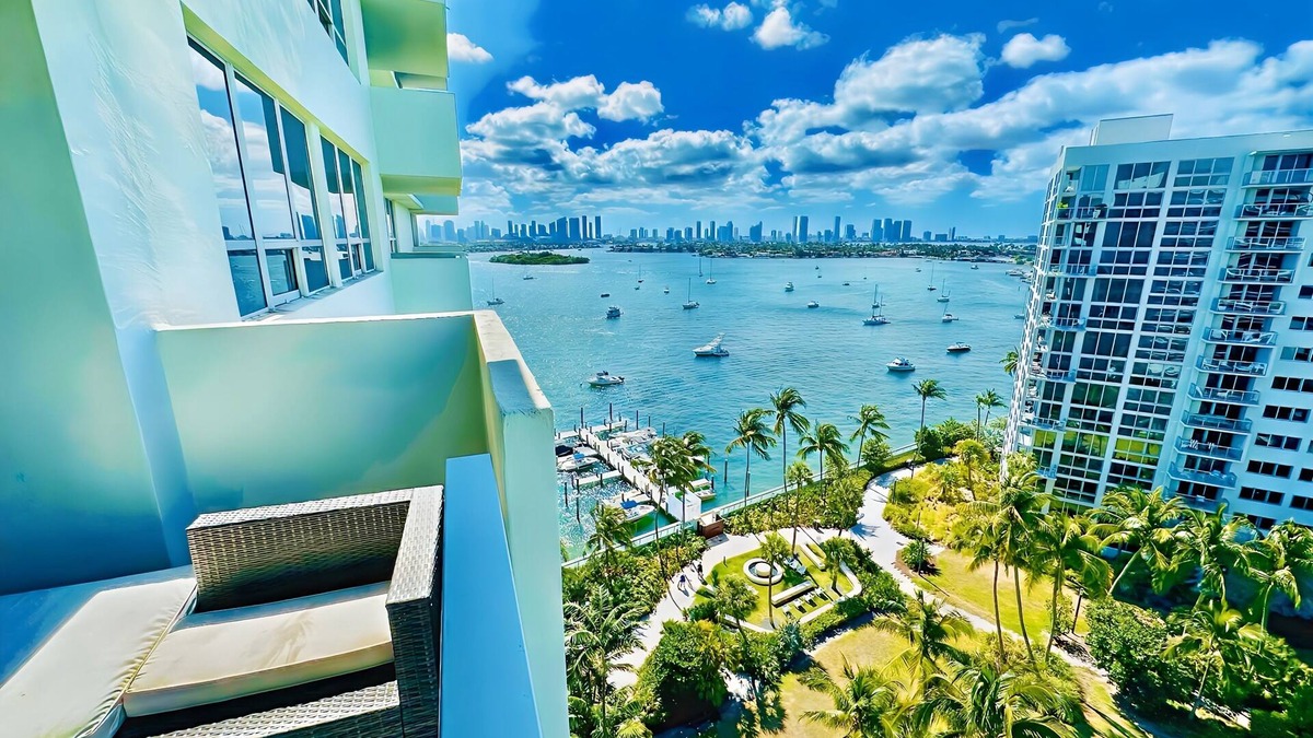 West Avenue Apartment | Luxury 1-Bedroom with Spectacular Bay View