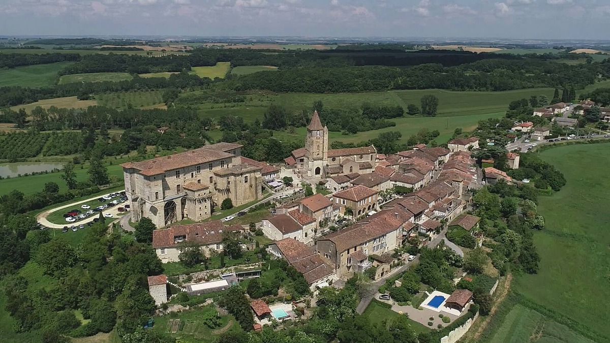 Lavardens House | LUXURY 13th CENTURY, MEDIEVAL VILLAGE BARN CONVERSION (Sleeps up to 4 people)