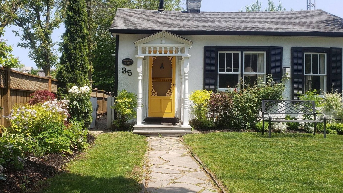 Historic Old Town Cottage | Luxury 1835 Cottage. Free Parking.Right in historic centre and near Shaw Theatre