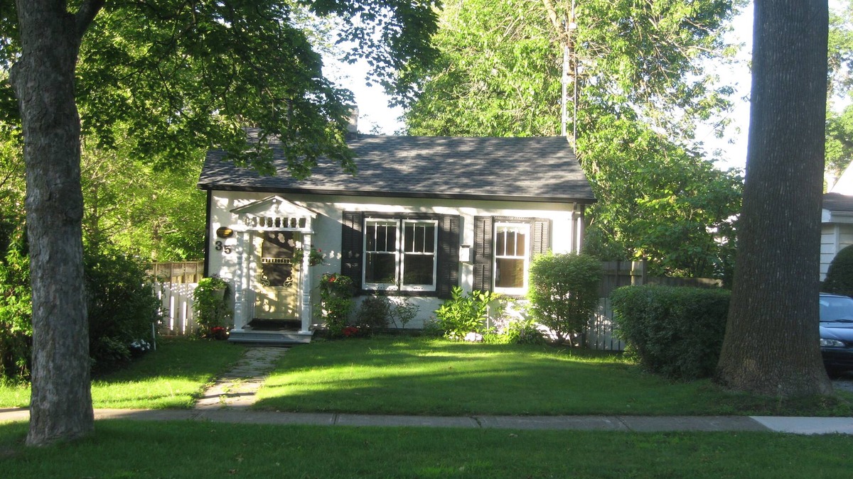 Old Town Historic District Cottage | Luxury 1835 Cottage in NOTL. Private parking. Right in centre near Shaw Theatre.