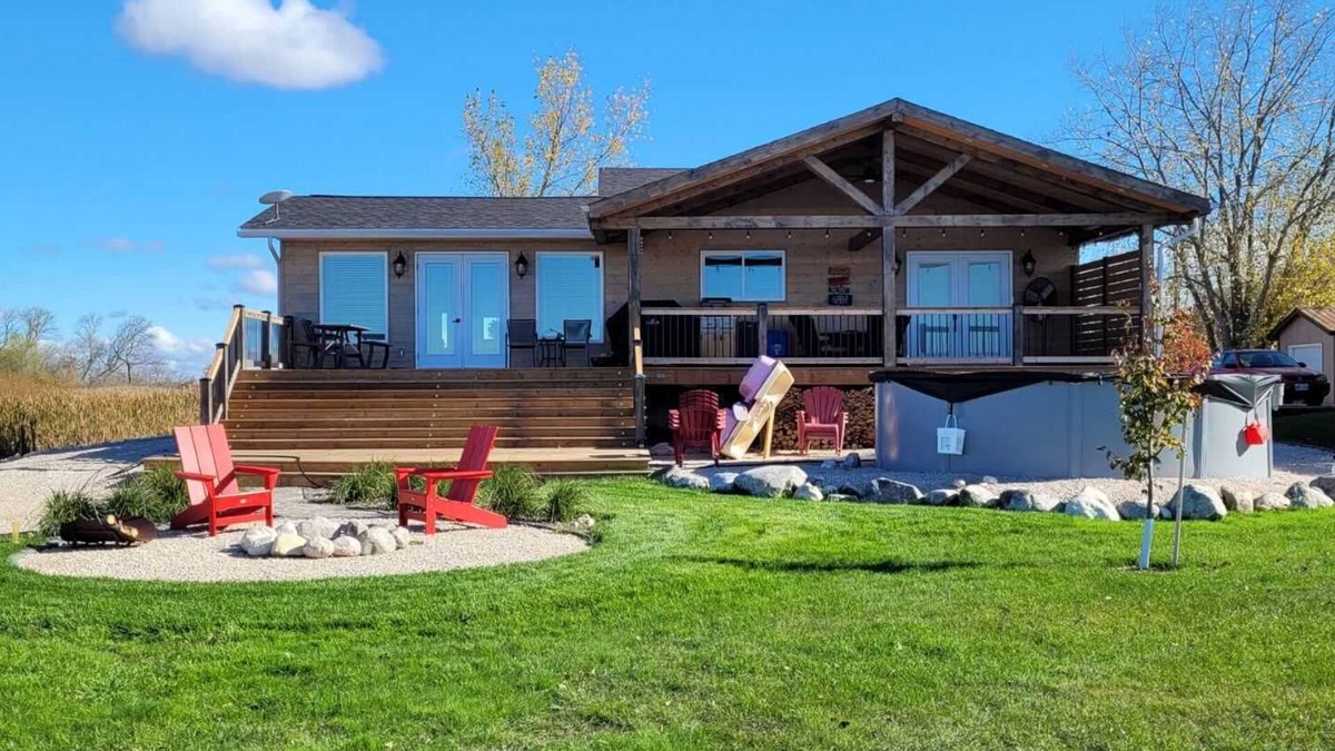 Saint Laurent Cottage | Luxury 1900sf lake front cottage c/w game room, hot tub, pool, near golf course