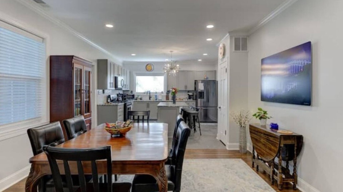Vollintine-Evergreen House | Luxury 1930s Reno'd Cape Cod, ❤️ of Midtown, 🐾, EV 🔌
