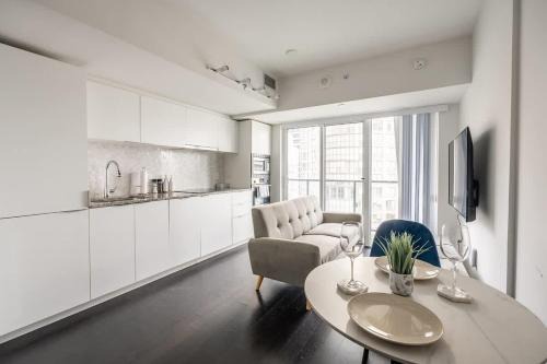 Bay Cloverhill Apartment | Luxury 1Bdr Condo in Downtown Toronto