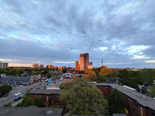 Woodbine - Lumsden Apartment | Luxury 1BR& Den Minutes to Transit & Danforth
