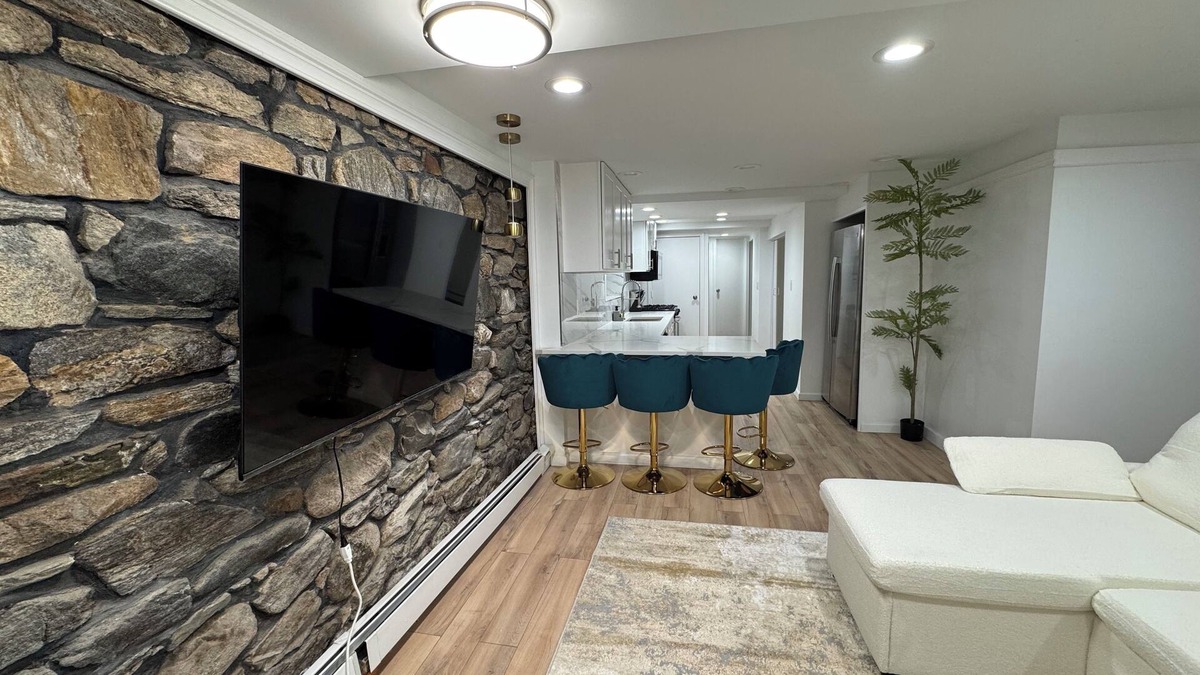 Bryn Mawr Apartment | Luxury 1BR Oasis Prime NYC Stay