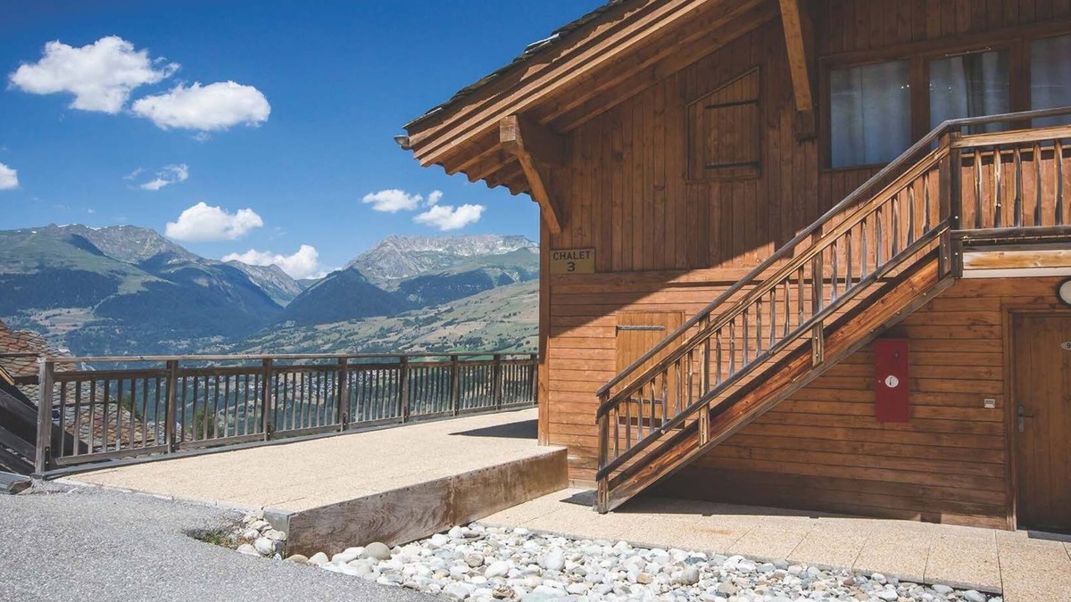 Bellentre Apartment | Luxury 2 bedroom apartment within a chalet, 55m2 in village location Les Coches