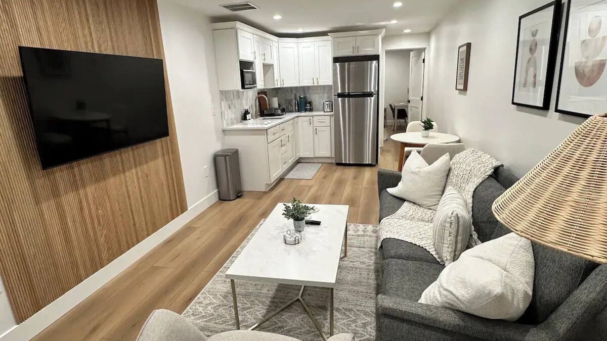 Herndon House | Luxury 2 Bed 1 Bath in Herndonnn